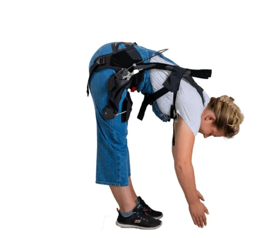 Femme penchée portant un exosquelette Wave