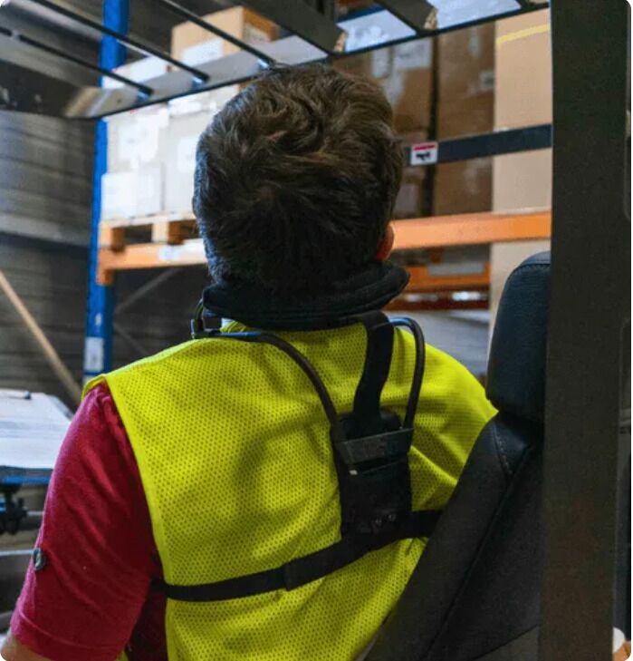 Opérateur assis avec un exosquelette Moon