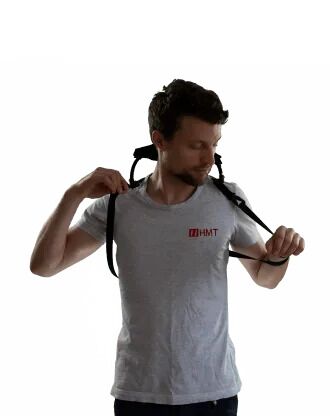 Opérateur installant son exosquelette Moon