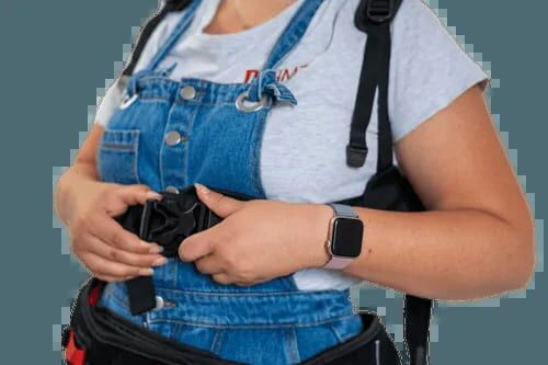 Femme fermant son exosquelette Wave