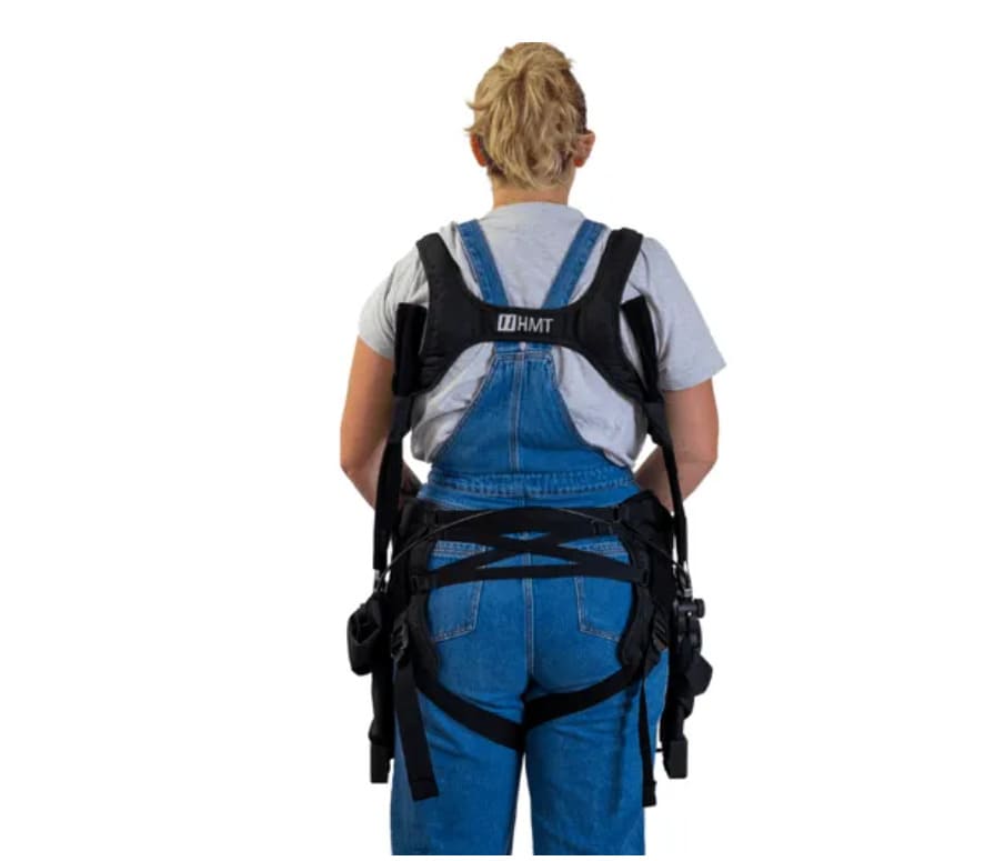 Femme de dos portant un exosquelette Wave