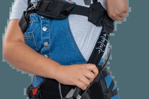 Femme de côté portant un exosquelette Wave